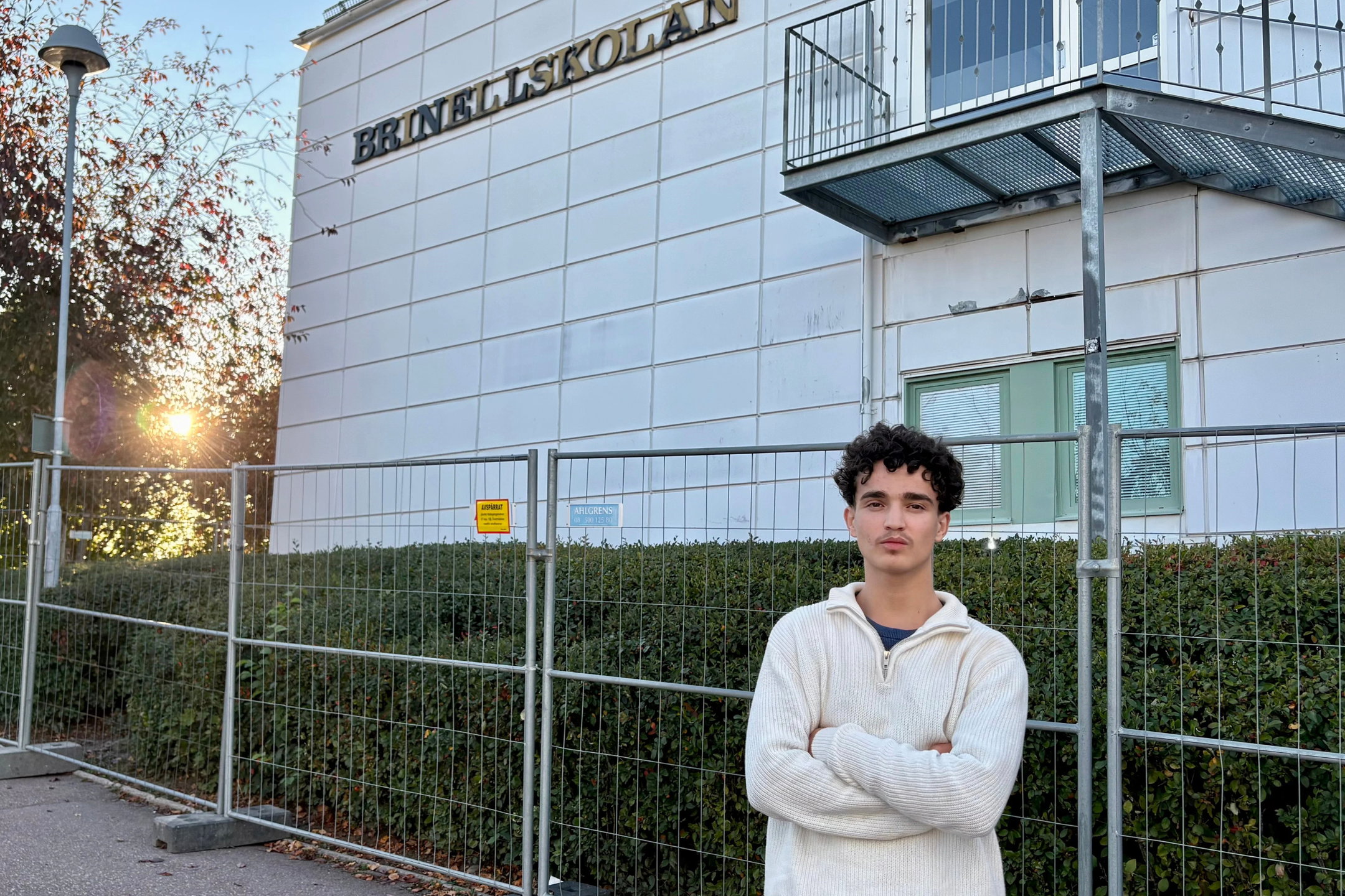 Moaawia Albriki står utanför Brinellskolan