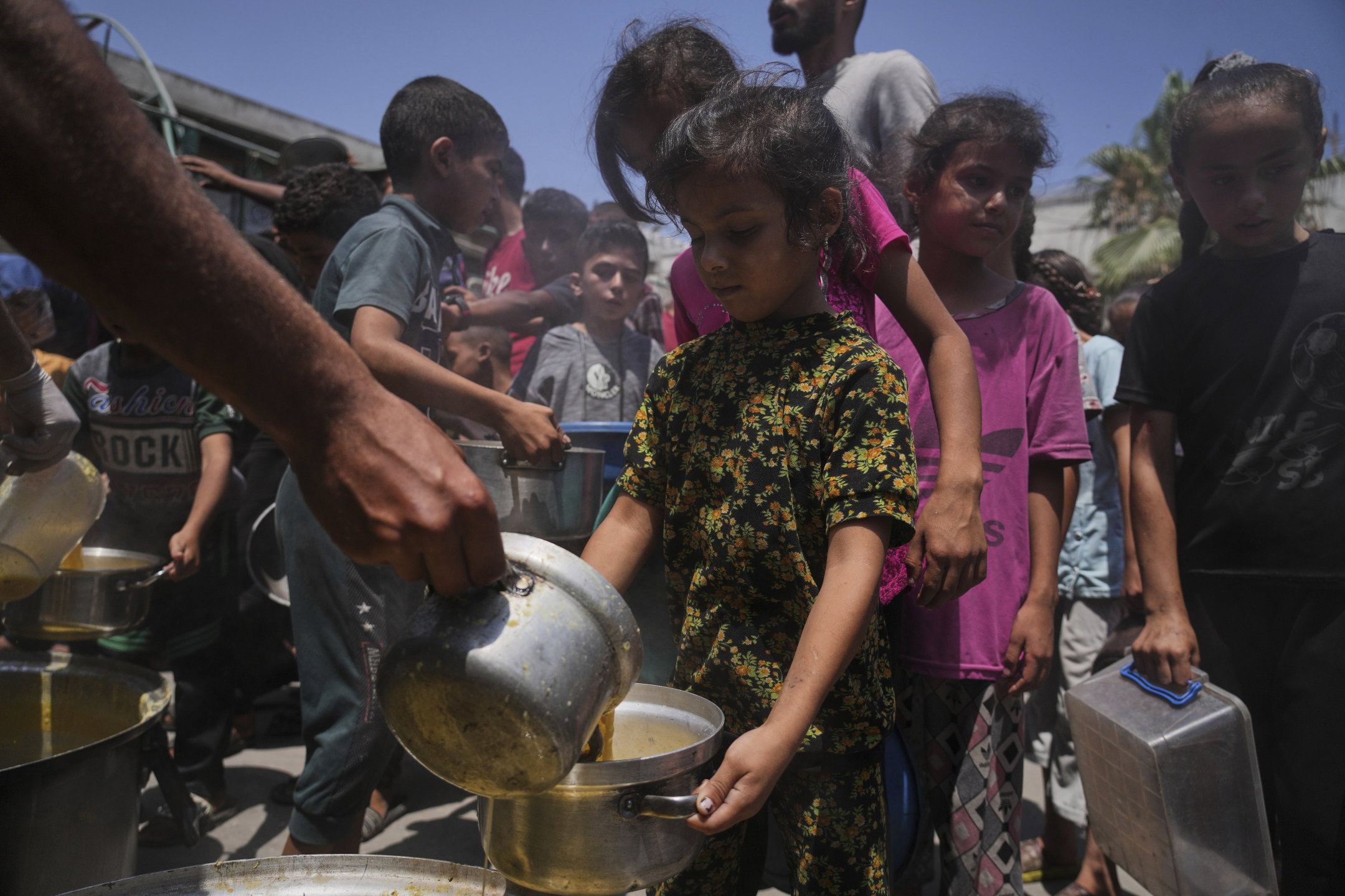 Barn i Gaza står i matkö
