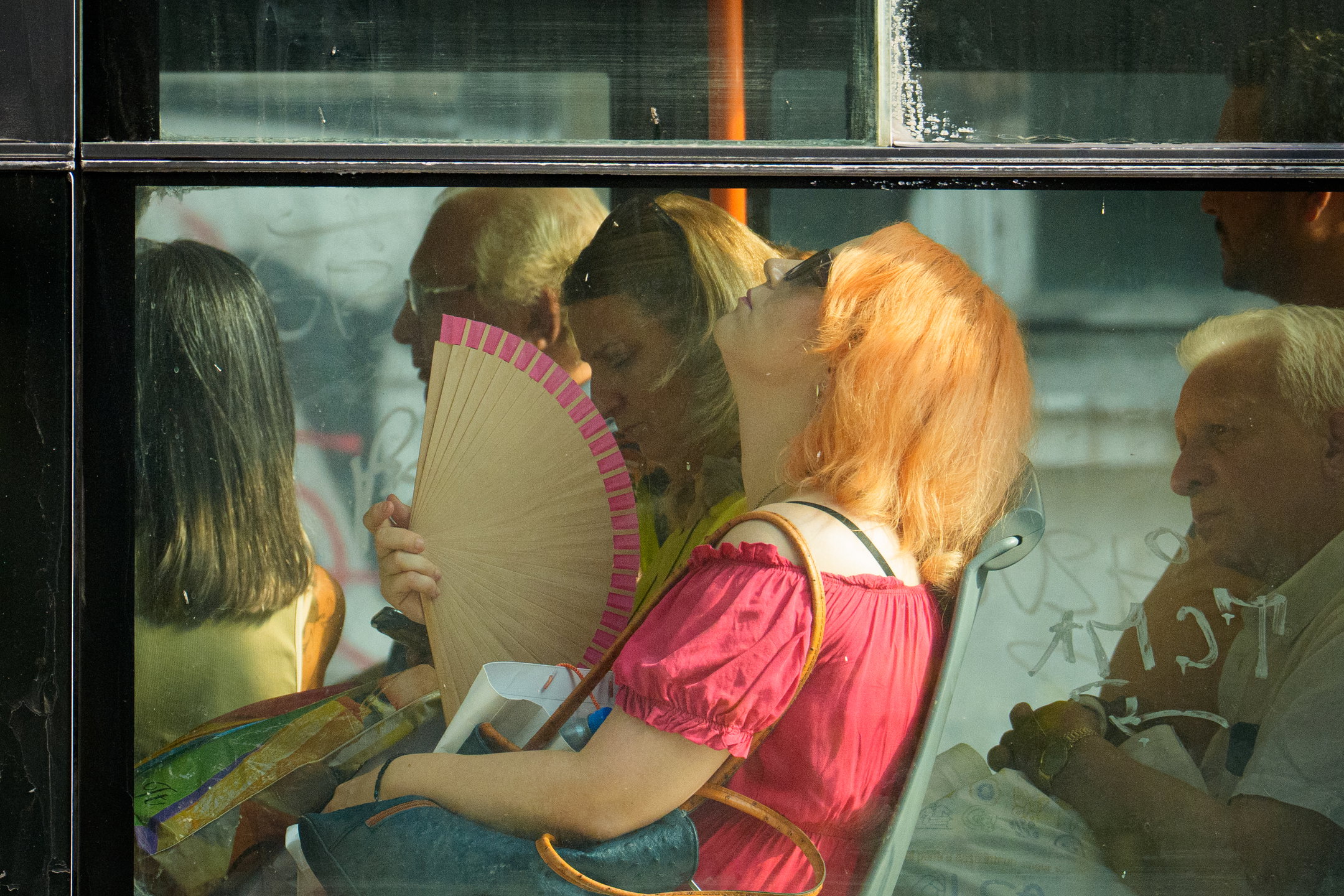 Klimatförändring. Kvinna svettas i buss.